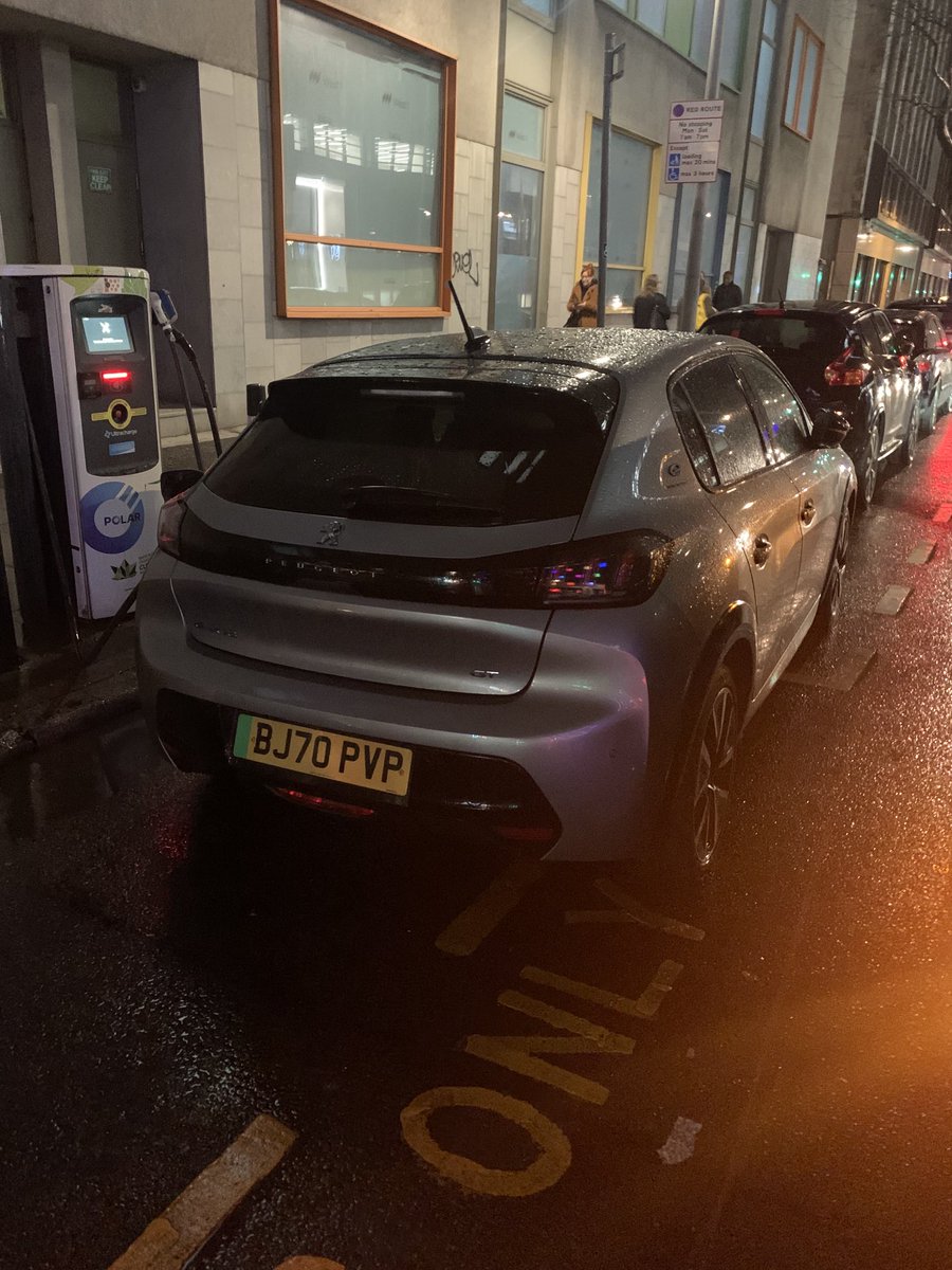 RobertSharpe7's tweet photo. Plug in and nowhere to be seen.Southwark street last night https://t.co/e5fF4YRdQo
