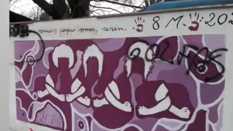 El 8M se puso en marcha la creación de un mural colaborativo en mi pueblo, Castro del Río, que hoy ha amanecido así:
A PESAR DEL ODIO, CONTRA EL ODIO, FRENTE A FRENTE Y PASE LO QUE PASE: FUERON, SOMOS, SERÁN. ✊🏼💜