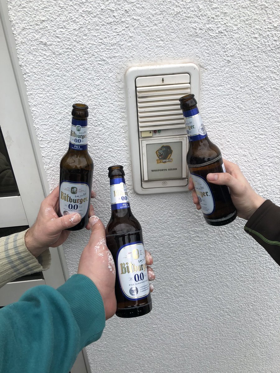 WeSports_Main's tweet photo. Kein Bier vor 4 🍻
Oder wie war das?!? 

Pause in der #WeSBase 
@j4n84 @FrannekWES @GaFf3L_Wesports 

@BulldogWeSports drückt sich wieder vor der Arbeit! https://t.co/3QyAeubAQa