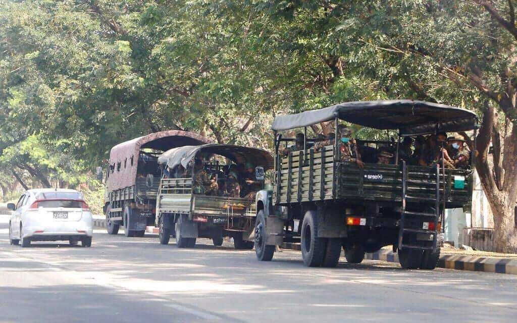 About 100 #MyanmarMilitaryTerrorists' trucks left Magway Reg for Chin Reg at around 9 AM on Mar 17.

#2022Mar17Coup #WarCrimesOfJunta #WhatsHappeningInMyanmar