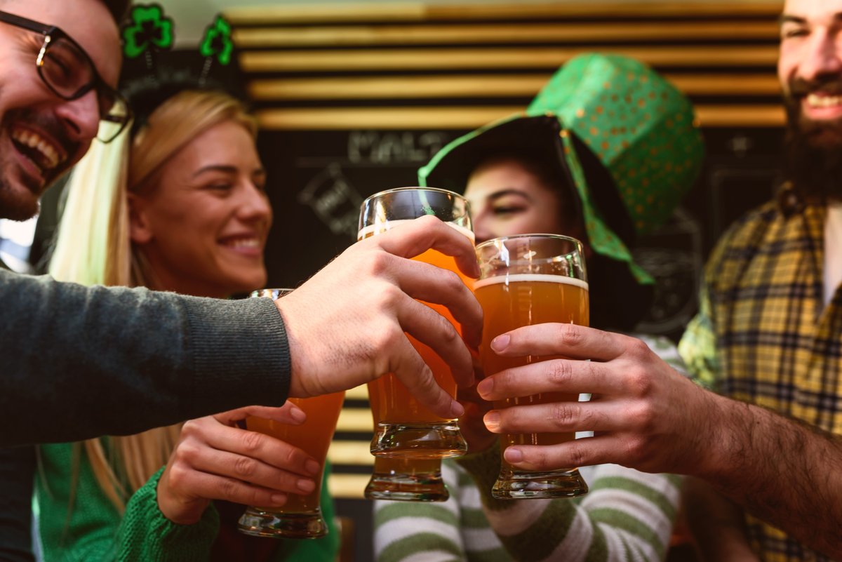 Aujourd'hui, c'est la St Patrick 🍀 🍻

La Team HEYME donne 5 bons conseils pour une soirée safe :

1) Désignez un SAM (ou sur l'app TchaTcha)
2) Hydratez-vous et mangez un bout
3) Faites attention à vos amis
4) Restez près des boissons
5) Amusez-vous bien 💃🏻 🕺🏽

#StPatricksDay