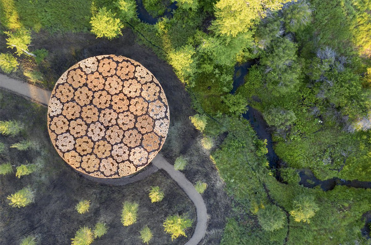 SASBarcelona's tweet photo. Un #juevesdearquitectectura con inspiración de #Pritzker. 
Xylem está en el Centro de Arte Tippet Rise de Montana (USA). Construido a partir de troncos de pinos locales, se inspira en pinturas abstractas de Cathy Halsted.
📸 Iwan Baan

+ info del premio https://t.co/VcotmlRiqF https://t.co/p0vKEjnhf5