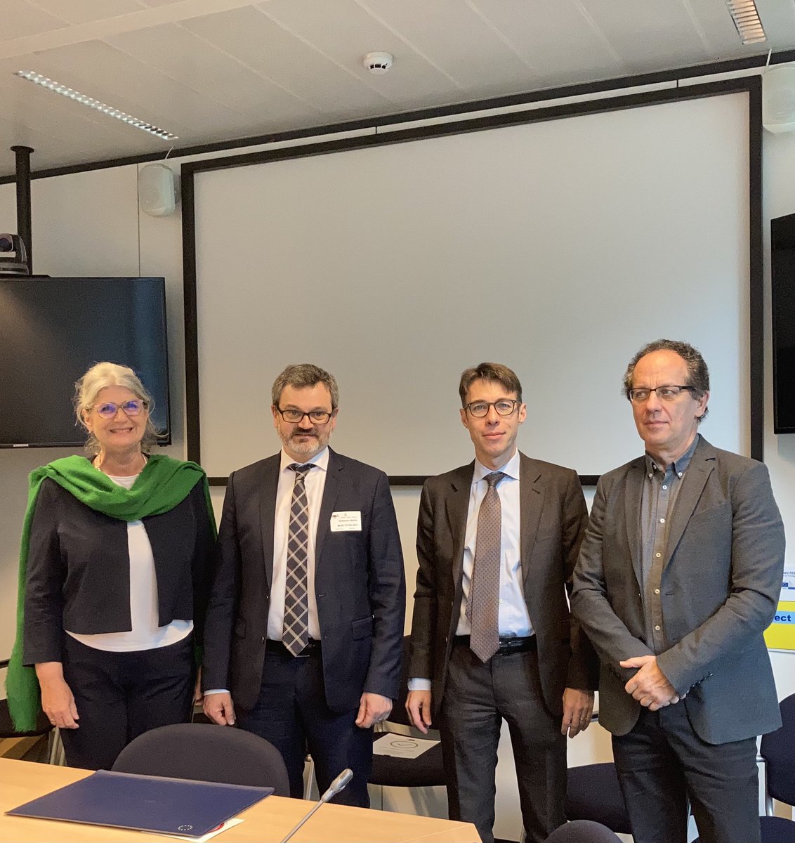 Europe_RCVL's tweet photo. Échanges très fructueux entre  @DigitalEU et les élus   @RCValdeLoire pour promouvoir le projet #ClimateDataHub 🍃🌍un cadre de confiance pour l’utilisation des données dans l’adaptation au changement climatique auprès de la @DigitalEU 🇪🇺 https://t.co/NZWWV8lR3B
