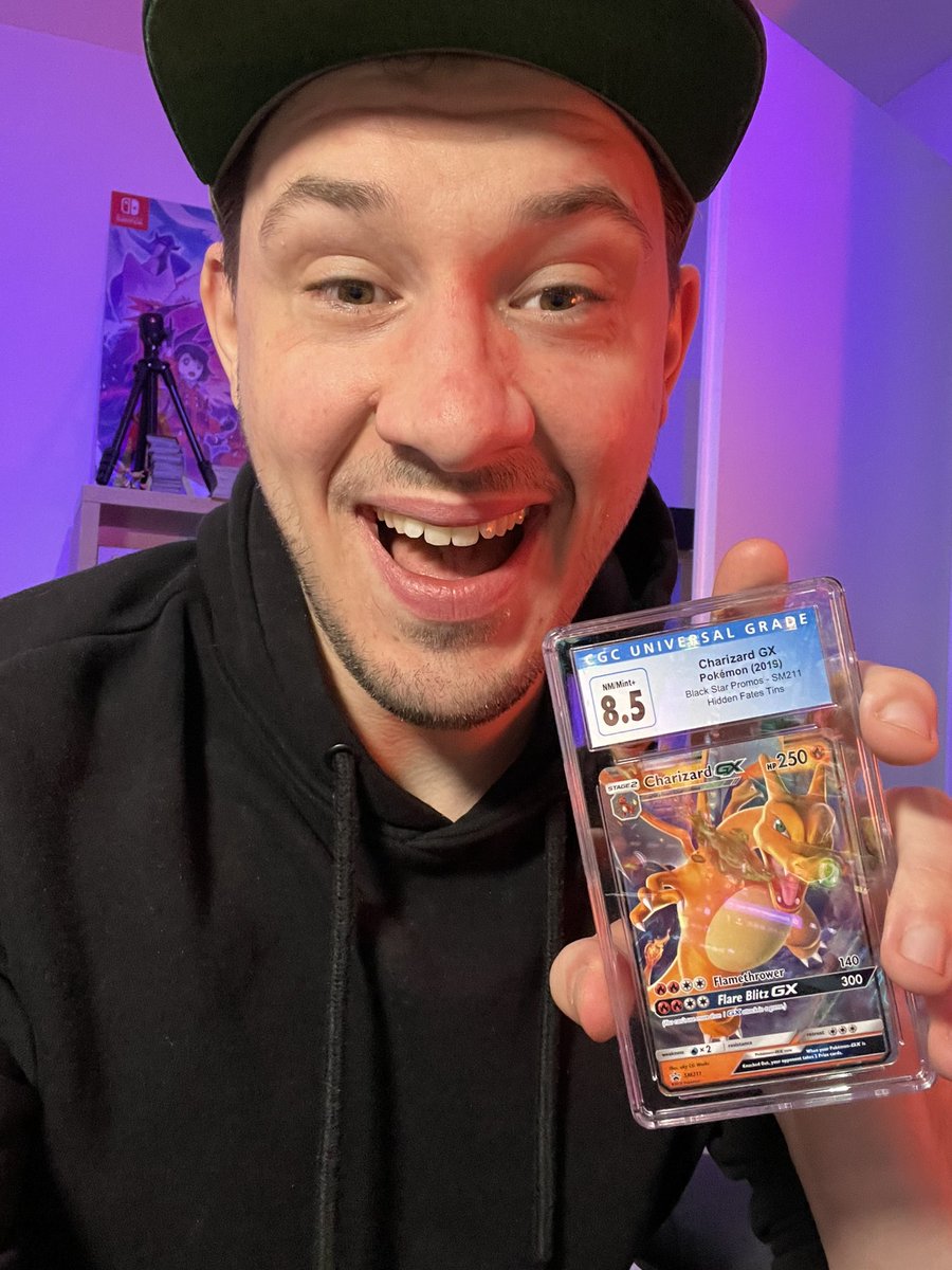 monkeloidtv's tweet photo. ‼️FEESTJE!!‼️
🎈 

Mijn webshop https://t.co/7sAj8HiyWX bestaat vandaag precies 1 jaar!
.
Wat ging het snel!
.
Om het te vieren geef ik deze Charizard CGC 8.5 graded weg!
.
- like/retweet en reageer om kans te maken 

Dankjewel allemaal! We gaan er een feestje van maken vandaag https://t.co/ffsy6ZwsGq
