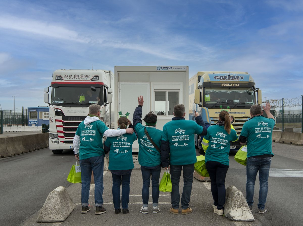 🍀 En ce jour de la Saint Patrick, les équipes de <a href="/DunkerquePort/">DunkerquePort</a> et de @DFDSGroup, ont distribué des lunch boxes aux #transporteurs routiers en partance pour #Rosslare en Irlande.
😎Vif succès pour la ligne #ferry qui totalise depuis janvier 2021 plus de 63 000 unités de fret !