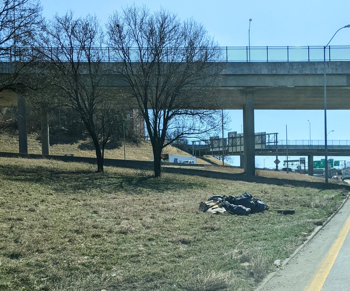 BrianDavidPlatt's tweet image. Kansas City highway trash cleanups continuing this week.  Before and after images along 29 south in the downtown loop- thanks to @DowntownKC_CID and our Public Works team!
