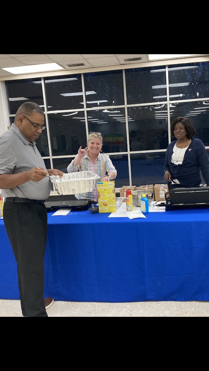 jalexanderSW3's tweet photo. Great pancake breakfast from Central Office!  We appreciate your support! @SWEJackets @LCSJackets @LCSSUPT1 https://t.co/EAXZPwOwa1