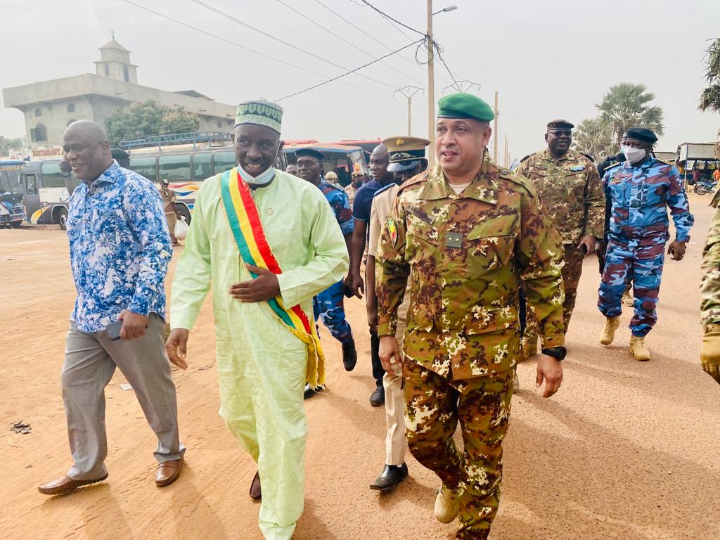 Le Ministre de la Sécurité et de la Protection Civile le Général de Brigade Daoud Aly Mohammedine a entamé ce matin une visite de terrain dans la Région de Segou
 A Niono, première étape, il a exhorté les FDS à plus de cohésion et à une franche collaboration avec les populations