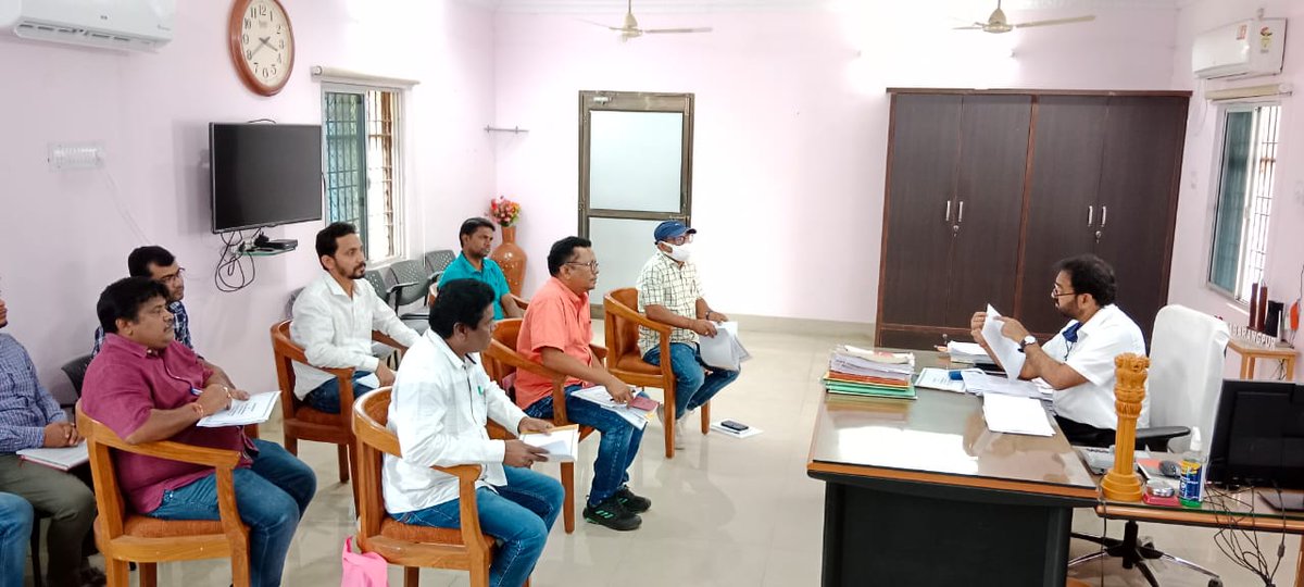 DMnabarangpur's tweet photo. Conducted a review meeting of ITDA, wherein PA, ITDA, AEE/AEs and other staff participated. Made a detailed review on schematic programmes of ITDA. @MoSarkar5T @IPR_Odisha https://t.co/qtW1FtD4UD