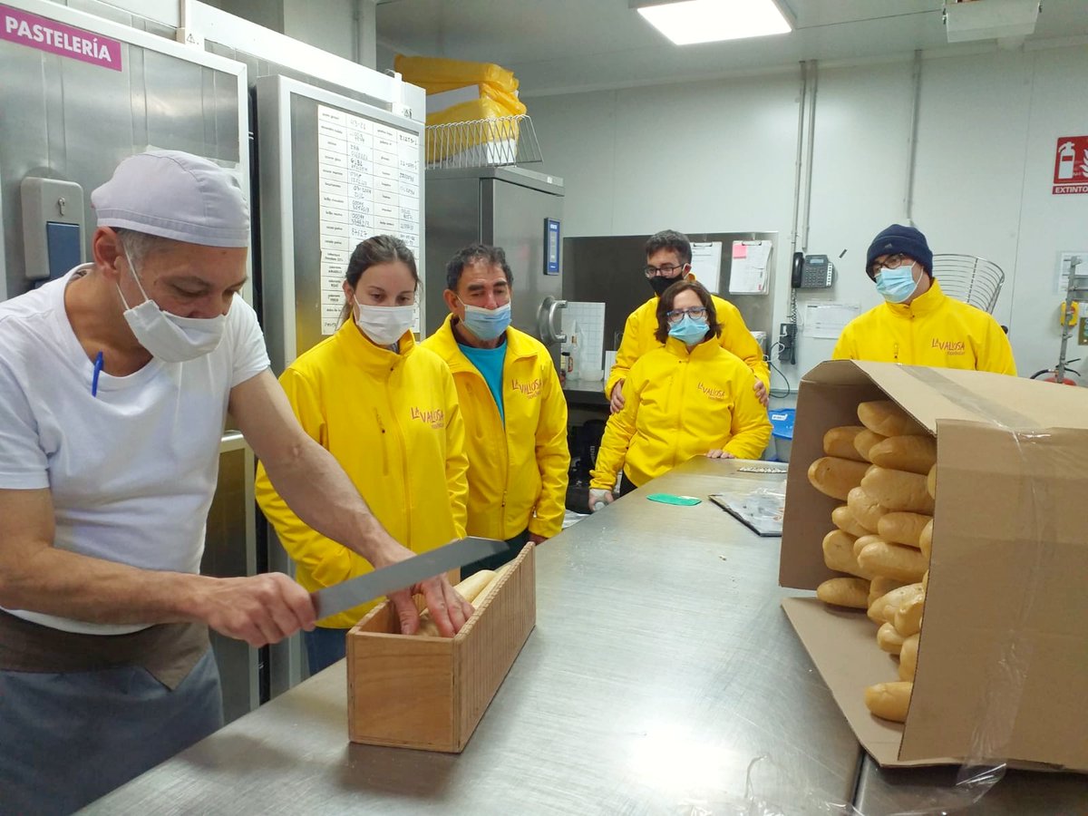 AFAS_Tomelloso's tweet photo. Esta semana el equipo #LaValiosa hemos visitado el obrador de @jsanchezpan donde hemos compartido experiencias y enseñanzas con profesionales de primer nivel. #GRACIAS a todo el equipo de #JSanchez por su amabilidad y buen hacer. https://t.co/XcMFBjubyL