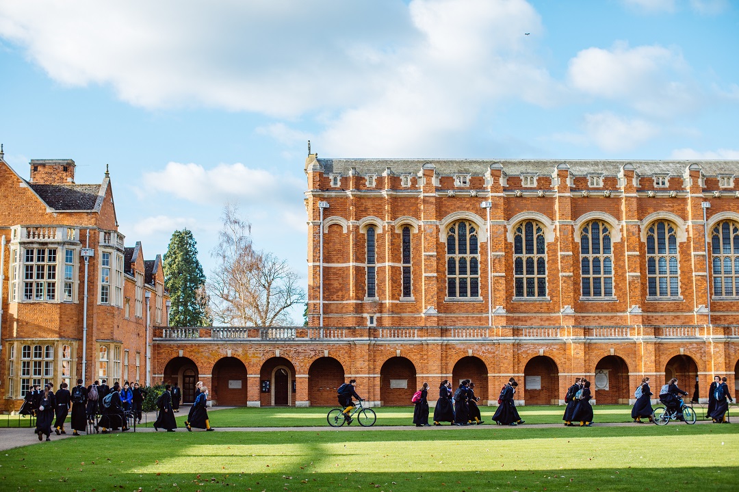 Do you know a child who could benefit from a #bursary at Christ’s Hospital? Spread the word on our fee-assisted places – tell your friends, families, work colleagues and neighbours! Book a place at our 30 April #OpenMorning: tinyurl.com/ymcap3v5