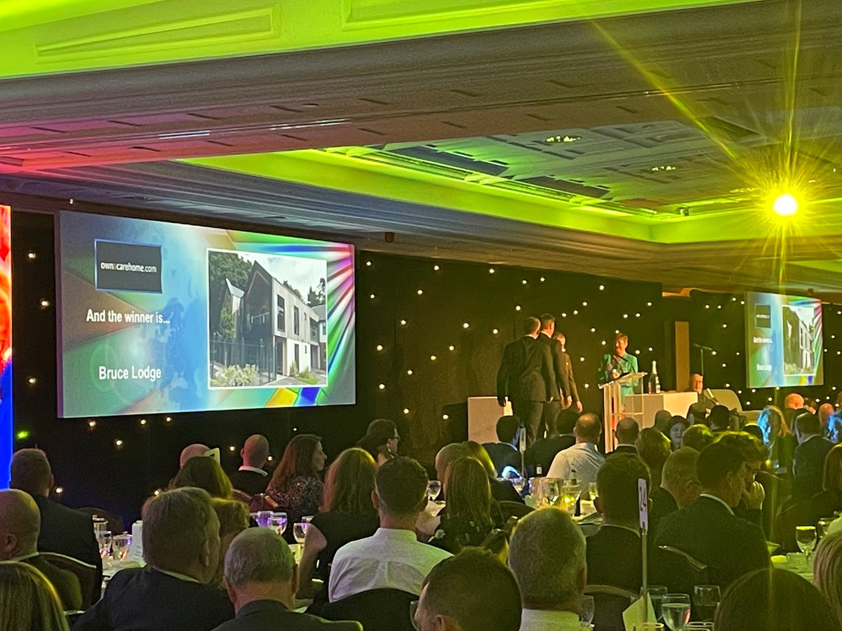 d a s h | architecture tweet media