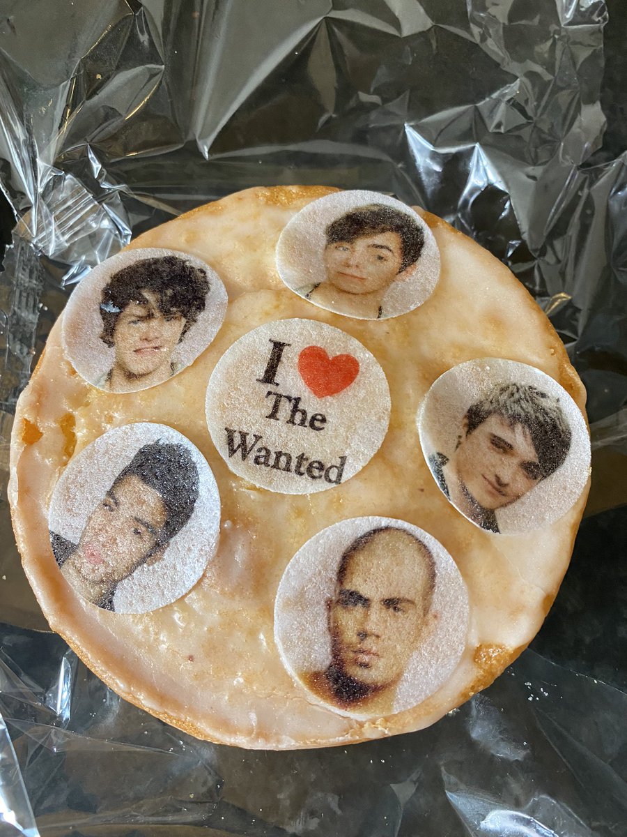 amyywheelerx's tweet photo. @thewanted I made @amybtw_ a proper old school birthday cake😂😂

See you later to celebrate in style!!🥳💖 @NathanSykes @MaxGeorge @JayMcGuiness @TomParker @SivaKaneswaran https://t.co/KuwYpO0FEY