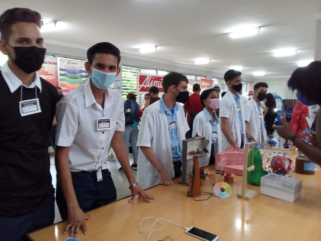 Jóvenes estudiantes  que se preparan para un futuro de ciencia, exhibirán sus resultados en la Expo "Unidos el desarrollo"   #UCLVnuestra