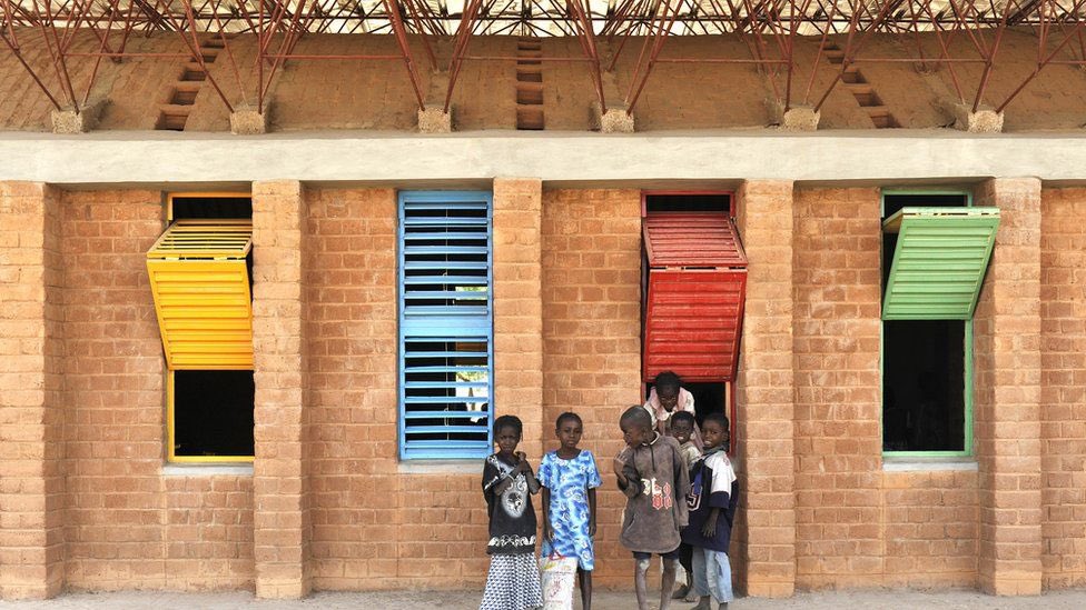 kacungira's tweet photo. Kéré's work focuses on social initiatives for marginalised communities using local vernacular forms recontextualised within contemporary design. https://t.co/bm2ayECTTB