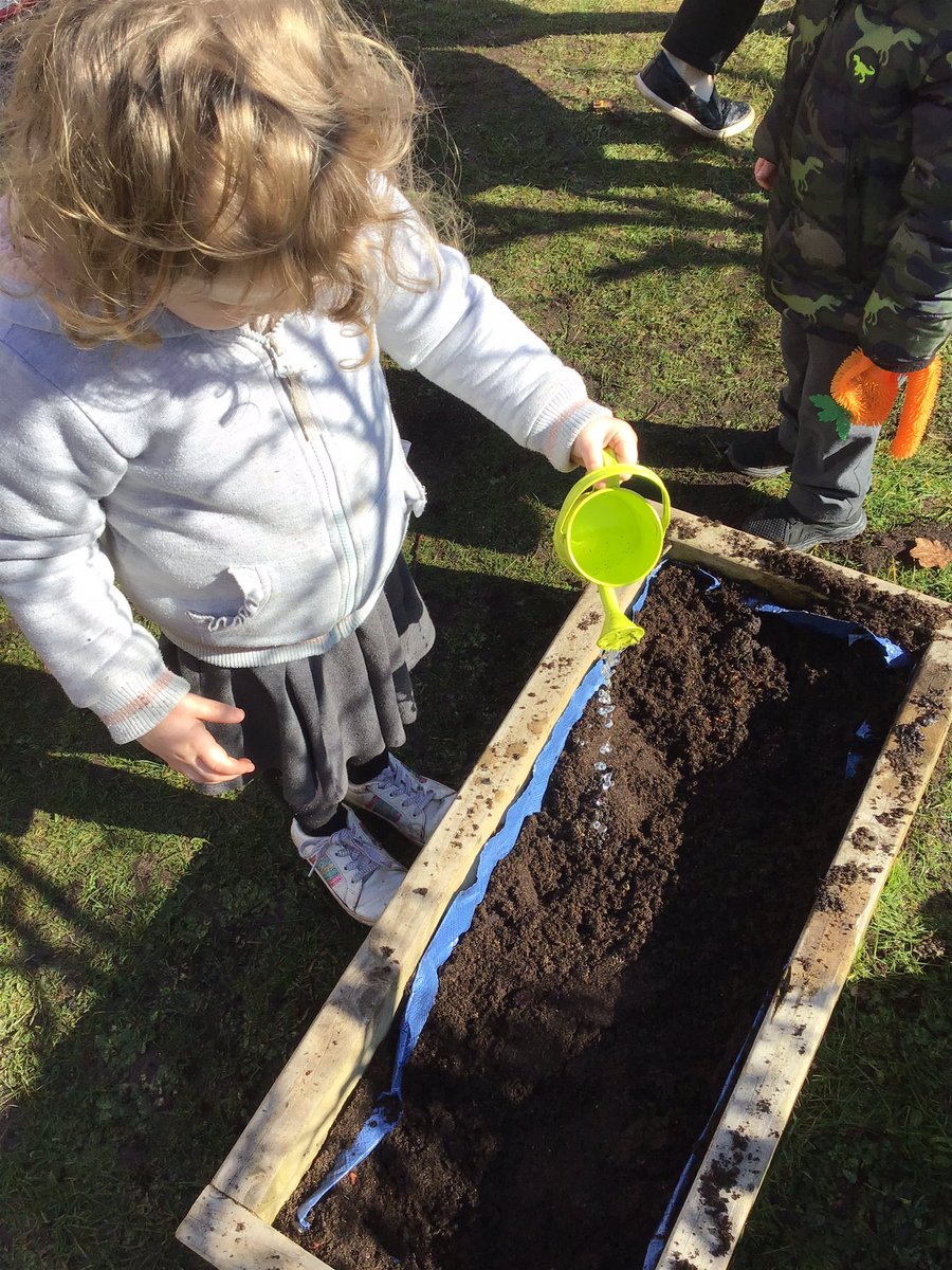 MissWhitehurst_'s tweet photo. We have been very busy planting seeds in Nursery today, to fit with our story Jack and the Beanstalk. We talked about what our seeds need to grow and the steps that we take to plant them. We also enjoyed exploring the “soft” soil! 🌱🌷 @aspear_ @RowParkAcademy #EYFS https://t.co/RcX63iKCWB