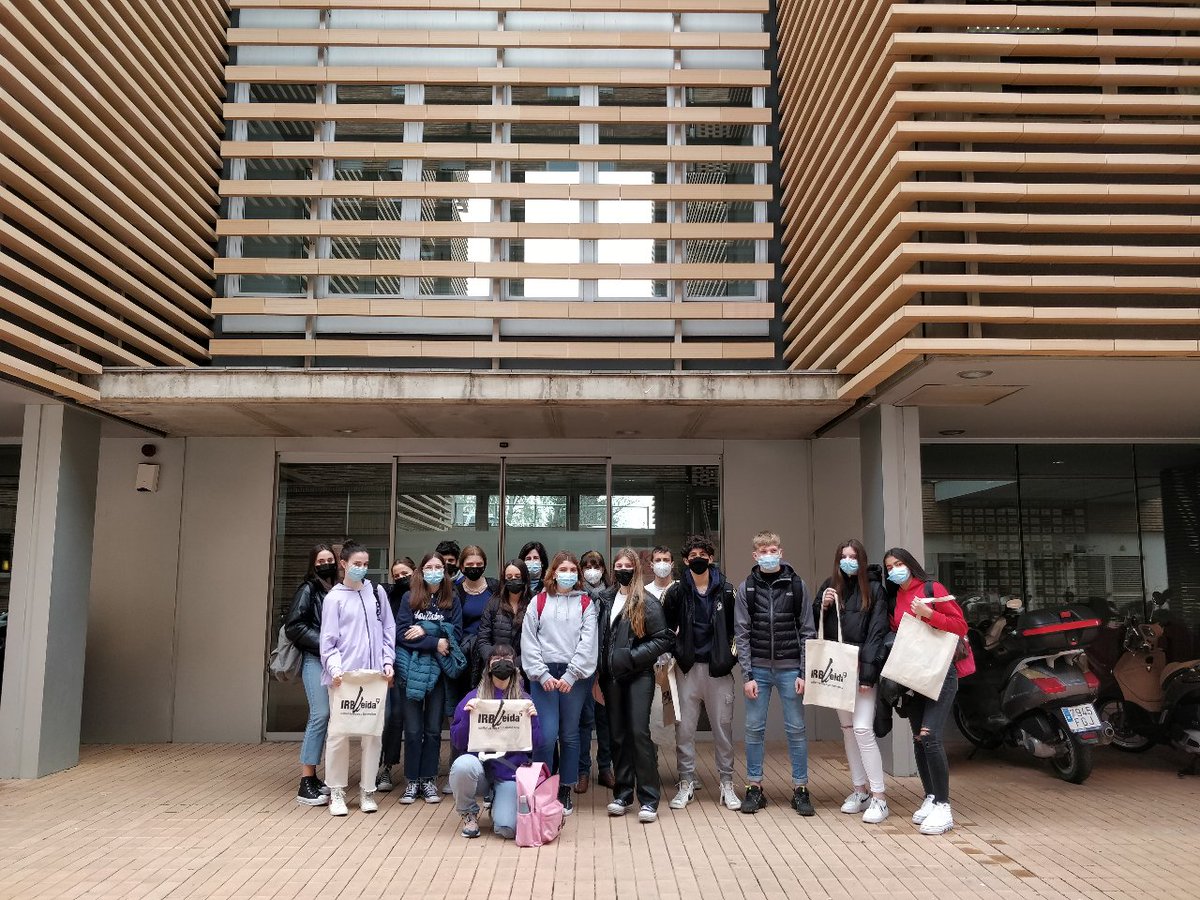 IRBLleida_Info's tweet photo. Gràcies a la visita de l'#InstitutRonda de #Lleida per conèixer l'#IRBLleida, el grup de recerca #GREBIC i els Serveis Científico-Tècnics del #Biobanc i #CultiusCellulars.
#visitaIRBLleida #coneixIRBLleida https://t.co/pOmOyDNZbm