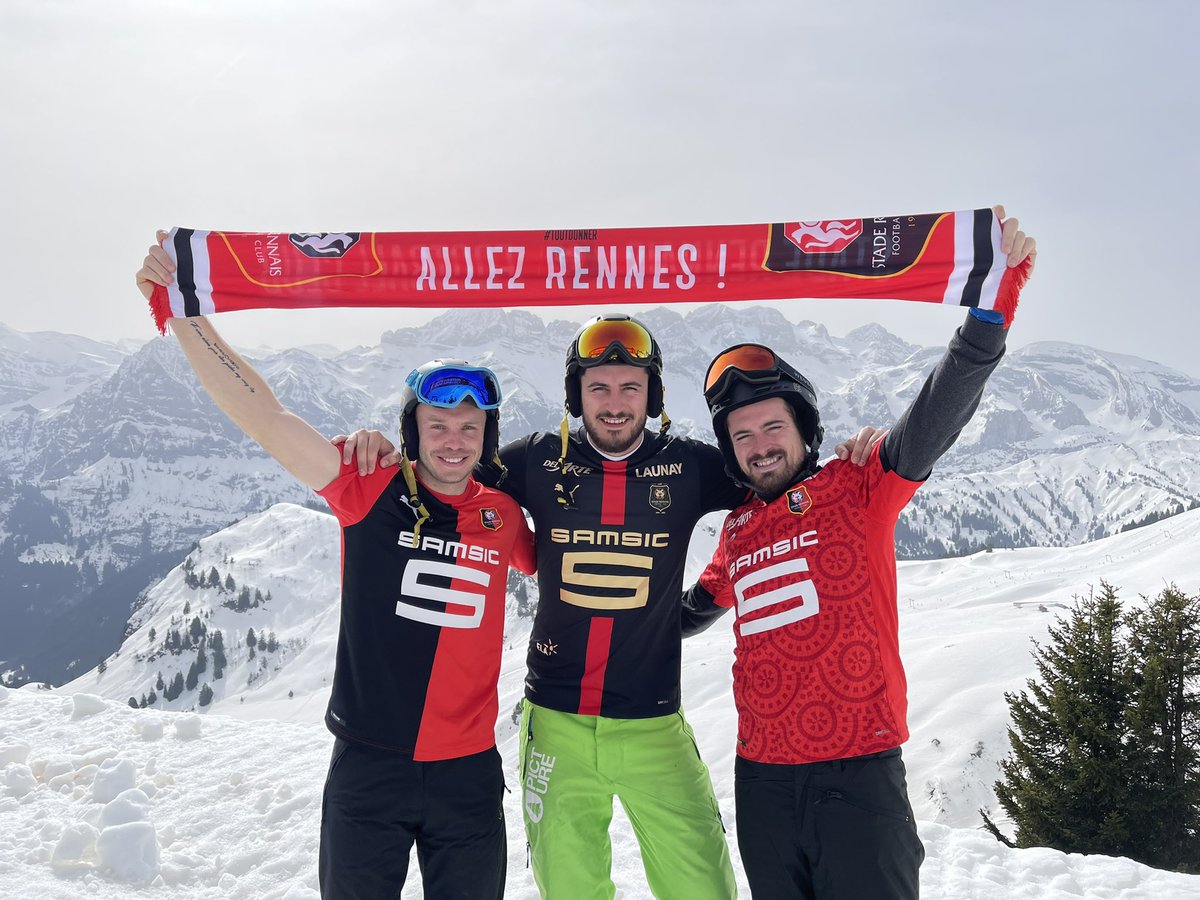 qualitativHood's tweet photo. Ils ne savent pas qui nous sommes !Nous sommes les rennais 🔴⚫️ #Rennesmontada  #SRFC #staderennais #Avoriaz https://t.co/xlGn7UUfoY