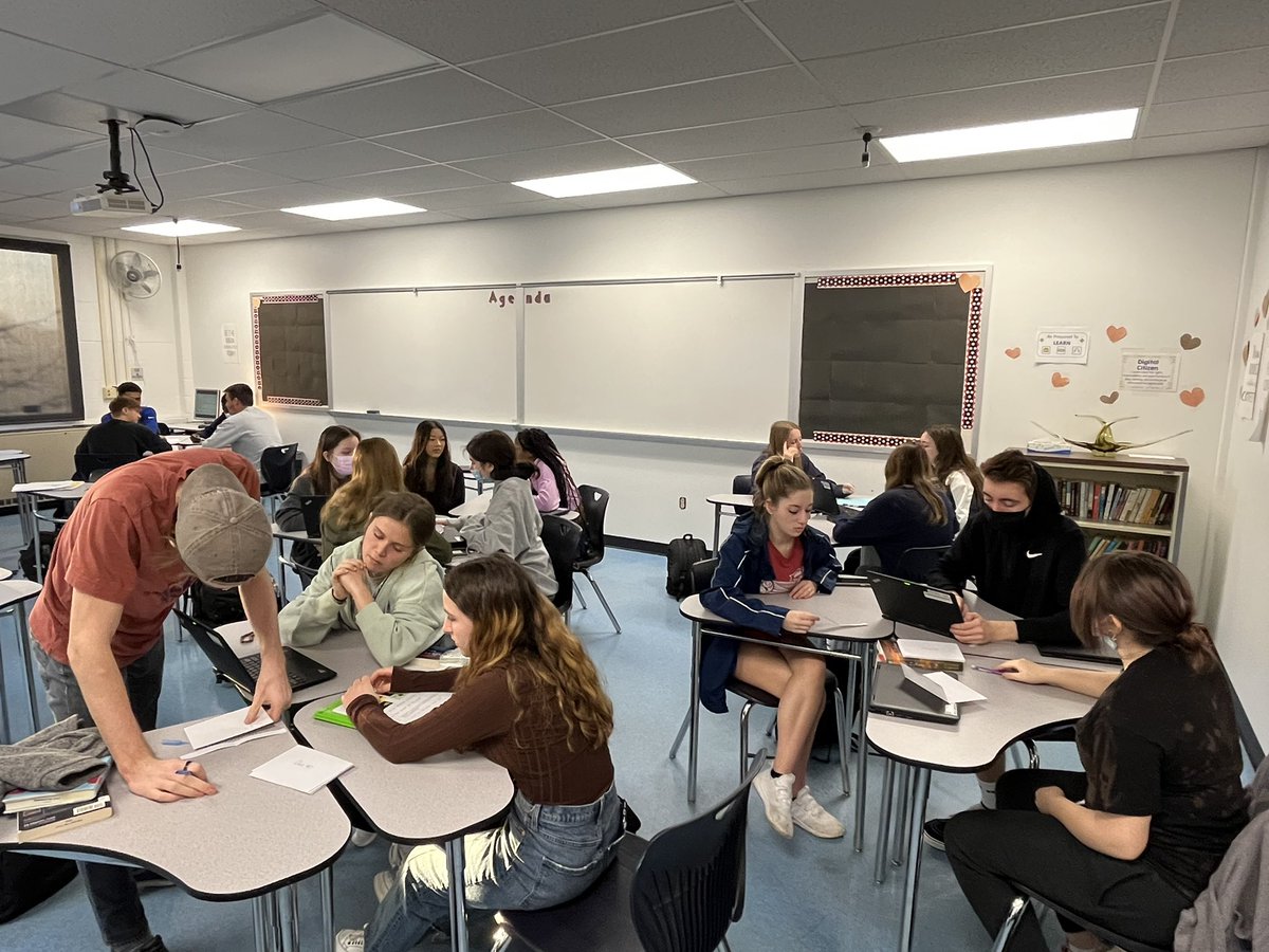 TheGreatBatzy's tweet photo. @SpencerportCSD 
When the student becomes the teacher, great things happen! 
#RangerPride
#booktalks
#lessonlearned 
#impressivejob
@johngreen 
#papertowns https://t.co/1wgYMe72hf