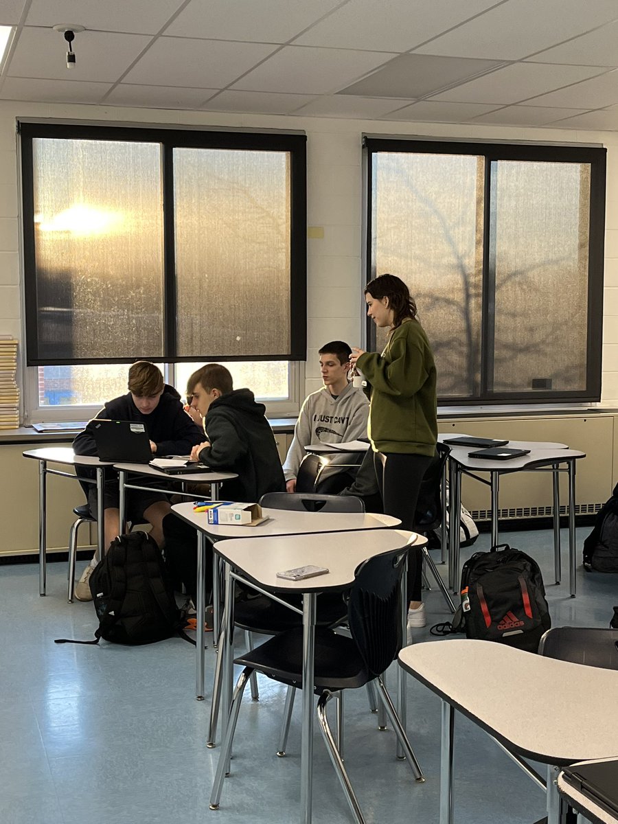 TheGreatBatzy's tweet photo. @SpencerportCSD 
When the student becomes the teacher, great things happen! 
#RangerPride
#booktalks
#lessonlearned 
#impressivejob
@johngreen 
#papertowns https://t.co/1wgYMe72hf