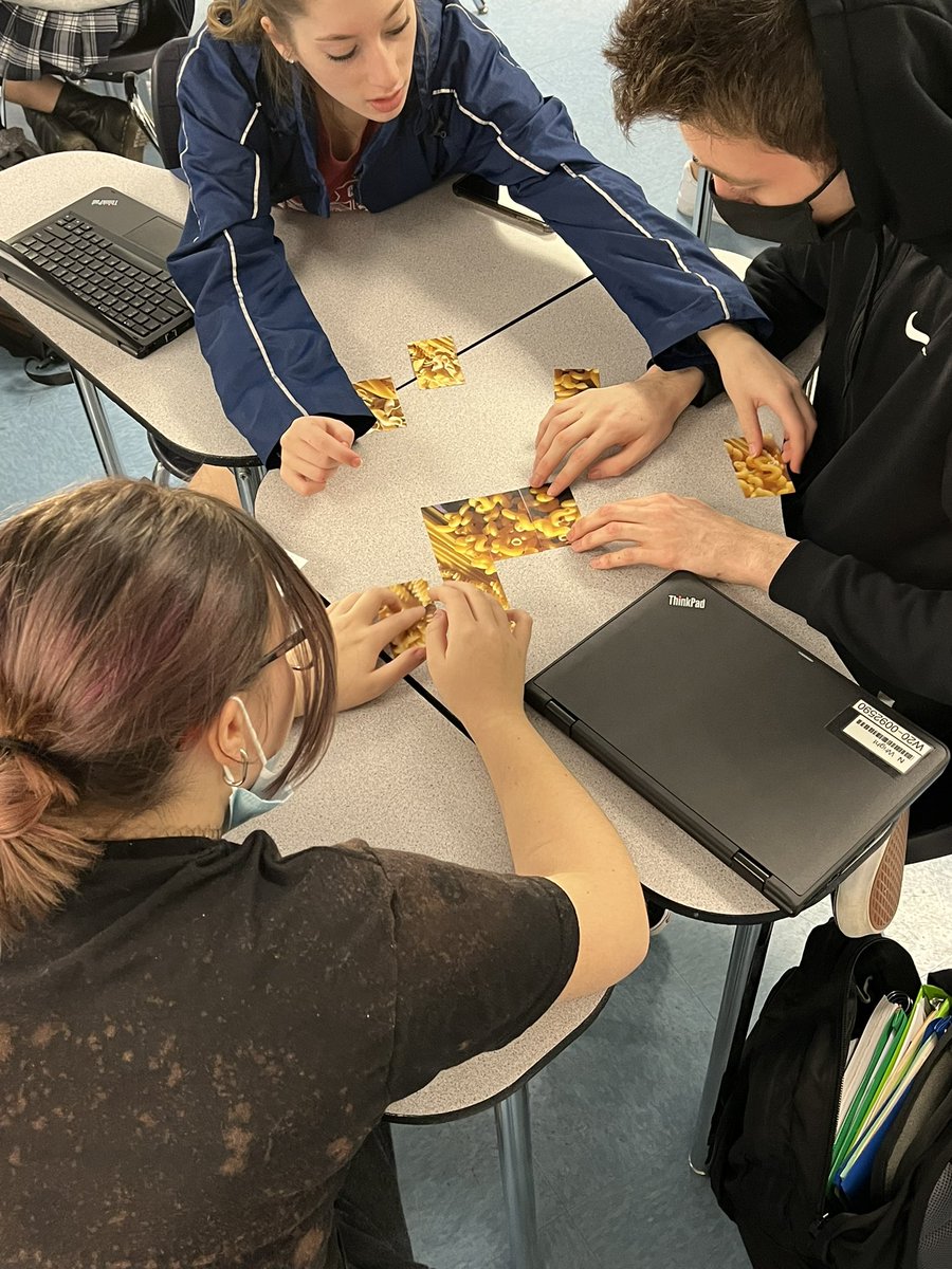 TheGreatBatzy's tweet photo. @SpencerportCSD 
When the student becomes the teacher, great things happen! 
#RangerPride
#booktalks
#lessonlearned 
#impressivejob
@johngreen 
#papertowns https://t.co/1wgYMe72hf