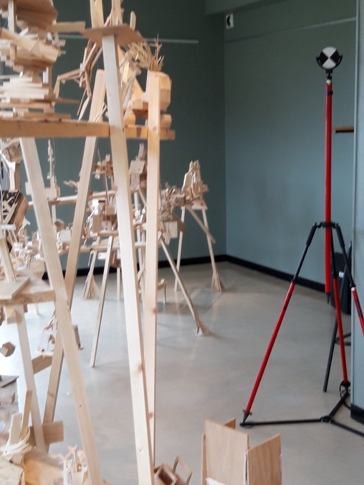 JRacineCollege's tweet photo. La structure gigantesque de la #galerie , prévue pour être éphémère,  ne le sera bientôt plus ! En effet,  elle va être numérisée afin de créer une sculpture en #3D . Et il faudra bien la journée pour capter tous les détails des 137 œuvres de nos élèves ! https://t.co/ysRm39KYAK
