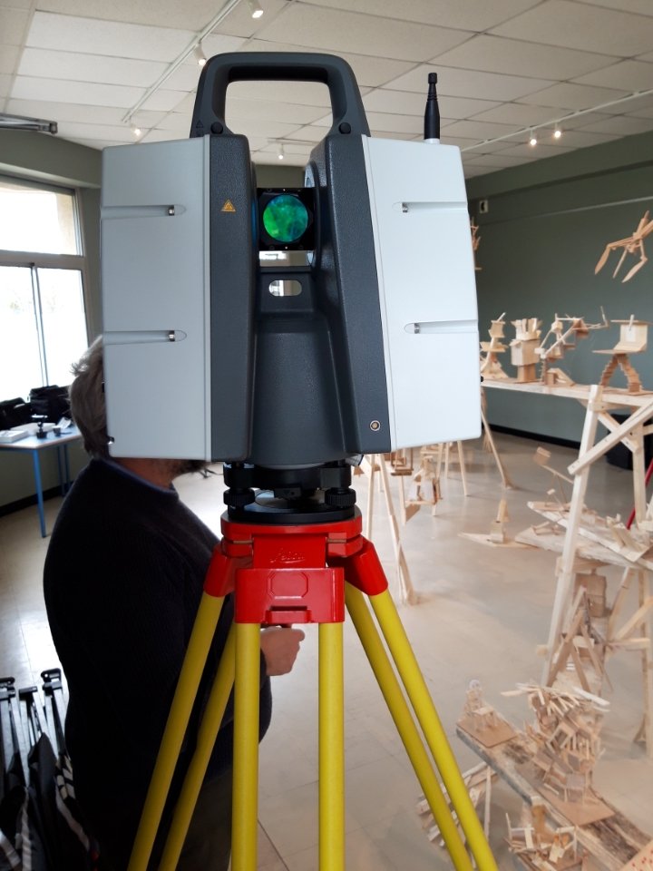 JRacineCollege's tweet photo. La structure gigantesque de la #galerie , prévue pour être éphémère,  ne le sera bientôt plus ! En effet,  elle va être numérisée afin de créer une sculpture en #3D . Et il faudra bien la journée pour capter tous les détails des 137 œuvres de nos élèves ! https://t.co/ysRm39KYAK