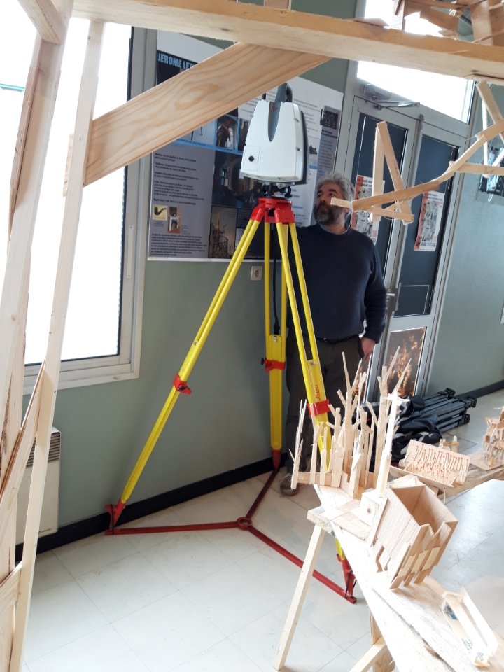 JRacineCollege's tweet photo. La structure gigantesque de la #galerie , prévue pour être éphémère,  ne le sera bientôt plus ! En effet,  elle va être numérisée afin de créer une sculpture en #3D . Et il faudra bien la journée pour capter tous les détails des 137 œuvres de nos élèves ! https://t.co/ysRm39KYAK