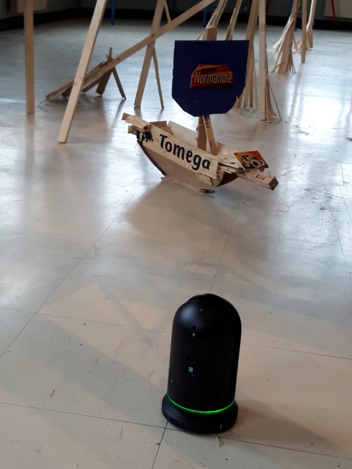 JRacineCollege's tweet photo. La structure gigantesque de la #galerie , prévue pour être éphémère,  ne le sera bientôt plus ! En effet,  elle va être numérisée afin de créer une sculpture en #3D . Et il faudra bien la journée pour capter tous les détails des 137 œuvres de nos élèves ! https://t.co/ysRm39KYAK