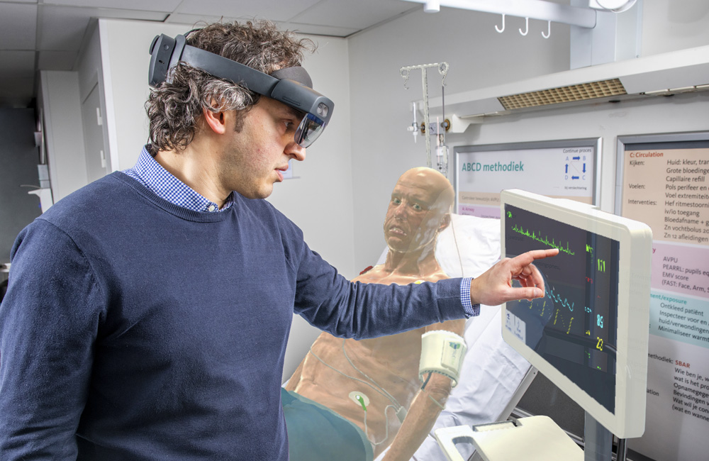 Levensecht oefenen op een virtuele patiënt: een trainingsmodule waarbij artsen en verpleegkundigen kunnen oefenen op een virtuele maar levensechte patiënt. Mede mogelijk door intensieve samenwerking TrueSim en het Elkerliek. Meer informatie incl. video: bit.ly/3JkfXM5