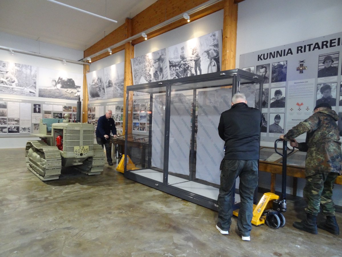 panssarimuseo's tweet photo. Museon päänäyttelyhalliin tuotiin eilen upouusi vitriini järeämpää museoesineistöä varten #panssarimuseo #visithattula #nytonjännää https://t.co/k7q60Mx34X