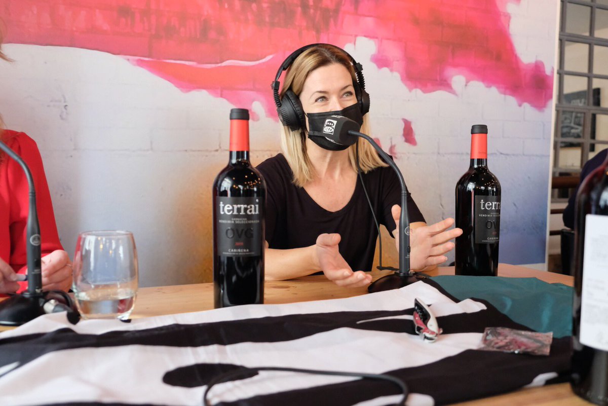 Susana Casanova, de <a href="/ClandestinaCafe/">La Clandestina Bistro</a>, un espacio donde disfrutar de comidas y cenas con producto local, elaboradas con enfoque global, y deliciosos postres.

Donde disfrutan de #vinos #DOPCariñena, como Terrai 🍷 de <a href="/covinca_winery/">Covinca</a> 👉🏼#ColeccionPremium2021 #Elvinodelaspiedras.