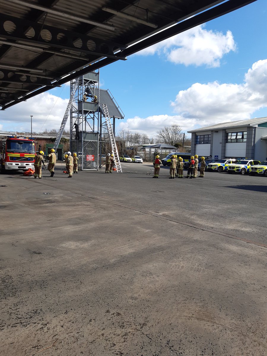 HIWFRS_LandD's tweet photo. A sunny day for #RoofLadders and #TCR @WinchesterStn30 for our #WDS #Trainees #NewVenue #NewLadderPitches #GoodInteraction https://t.co/NwJWuGkTeS