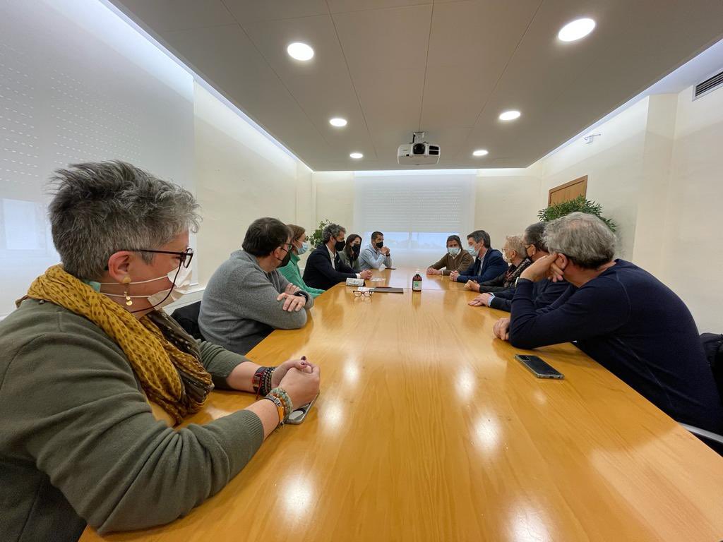 anna_caula's tweet photo. 📌 Rebem a la nova Presidenta @merce_rosich i a la nova junta directiva de l’ @Atletisme_FCA.

📌 A destacar que és la primera dona a dirigir la institució després de + de 100 anys d’història acompanyada d’una junta paritària. 

📌 enhorabona i encerts en aquesta nova etapa. https://t.co/uLNtrwXCwm