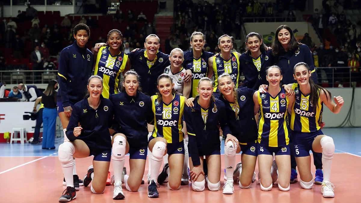 💛 Çeyrek finalde Lokomotiv Kaliningrad Region ile oynayacağı maçları “3-0, 3-0” hükmen kazandı sayılarak adını doğrudan yarı finale yazdıran Fenerbahçe Opet Kadın Voleybol Takımımızın yarı finaldeki rakibi bir diğer Türk temsilcisi VakıfBank oldu.