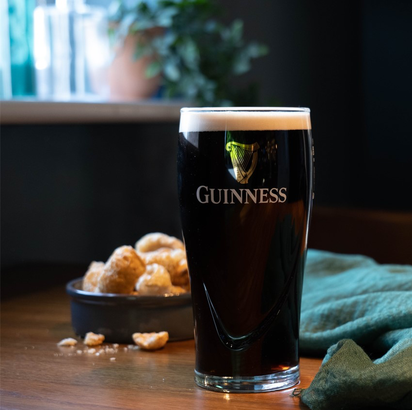 WellingtonWD6's tweet photo. 💚 Happy St Patrick’s Day 💚 It’s time to celebrate, so pop down for a pint of Guinness and delicious bites. https://t.co/OiXtW8krKw