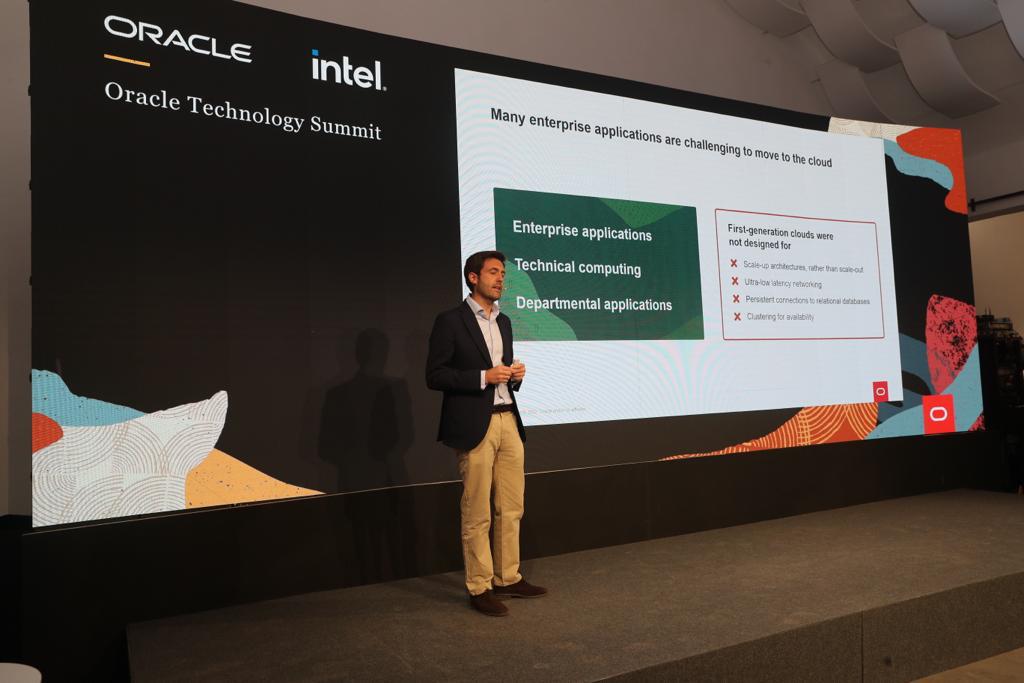 oracle_es's tweet photo. Borja Gómez (Master Principal Enterprise Technology Architect, Oracle) sobre el valor diferencial del cloud de Oracle:
💬"Nuestra cloud de 2ª generación ha evolucionado con nuevos principios de diseño, arquitectura y seguridad. El futuro del cloud es híbrido" #OracleTechSummit https://t.co/MgIiEqUDiO