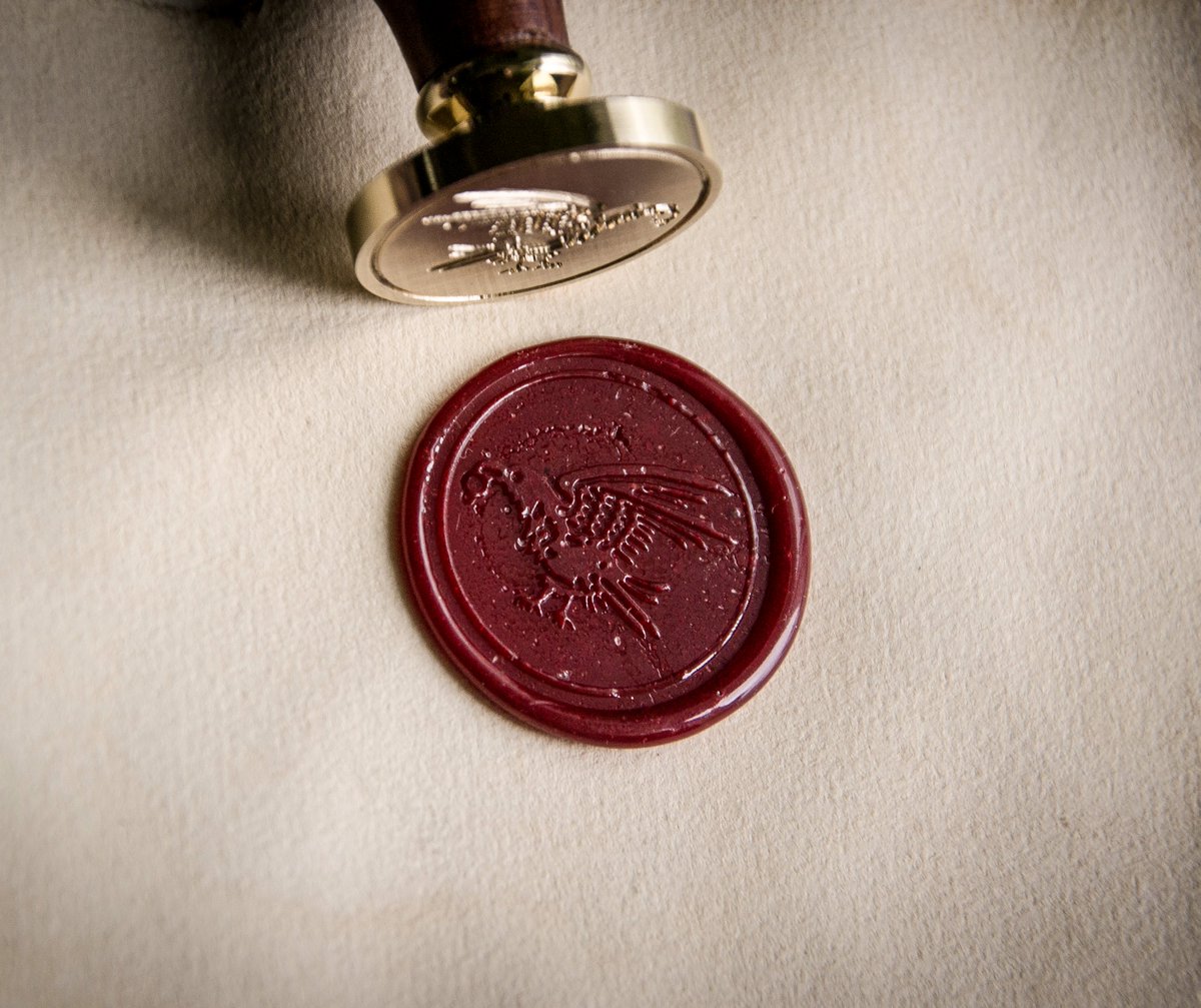 Fragment of the coat of arms of the #Kosakowski family. Wax stamp with #nycticorax. 🐦The beard's beak holds the ring💍.
#CoatOfArms #Heraldry #SignatureStamp #Antspaudukai #HandMadeStamp #PersonalStamp #Sealing #WaxSeal #WaxStamp #FamilyStamp #FamilyCrest #Slepowron #Ślepowron
