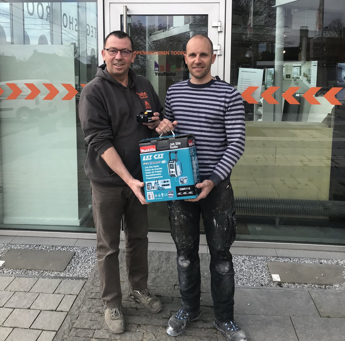 Nog een gelukkige aannemer: Gonzague Da Silva ontving zopas een werfradio voor zijn aankoop van isolatie via Youbuild. 📻 Vanaf nu kan hij meezingen op de werf. 🎵 Ontvang als bouwprofessional ook uw gratis werfradio. Actie onder voorwaarden. 👉 buff.ly/3EVCiMR