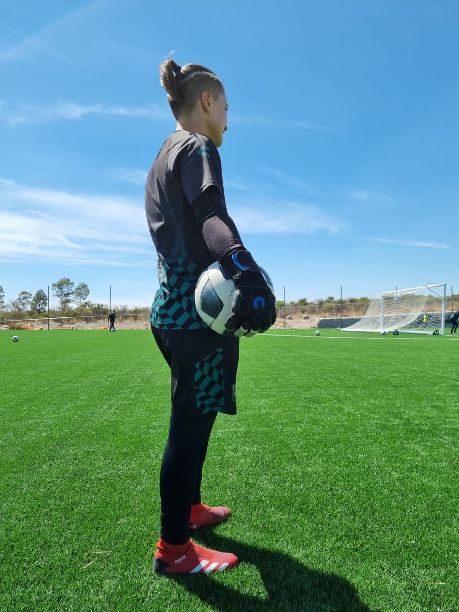 UltimaxProducts's tweet photo. @AngelesMtzMx wearing our Kaylo Noir gloves 🤩 get yours on our website for £53.50! #ultimaxsports #goalkeepergloves #goalkeeper #sportsapparel https://t.co/YWScwywkcT