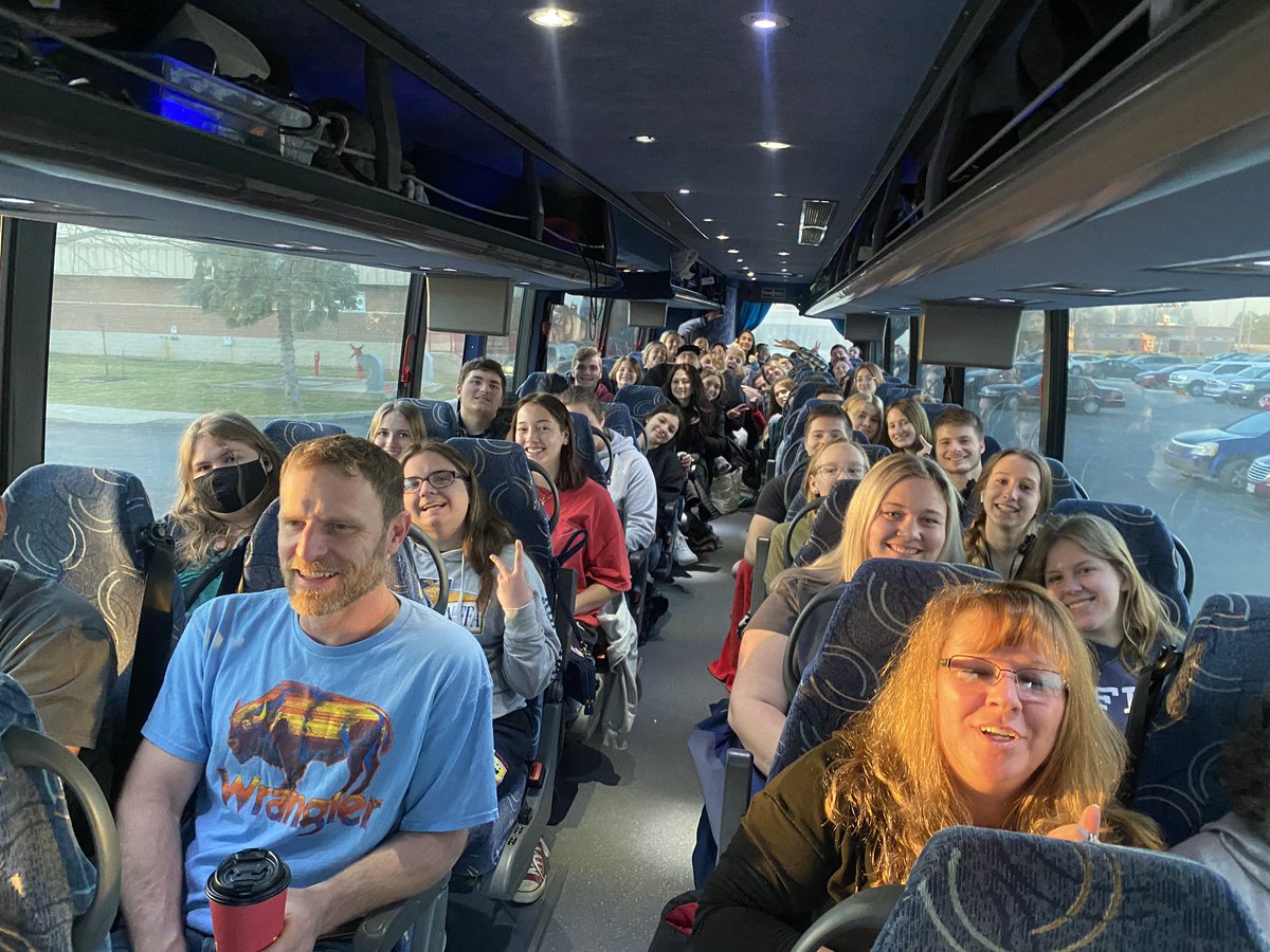 AND WE’RE OFF!! 
Windy City, here we come! 🌆☘️