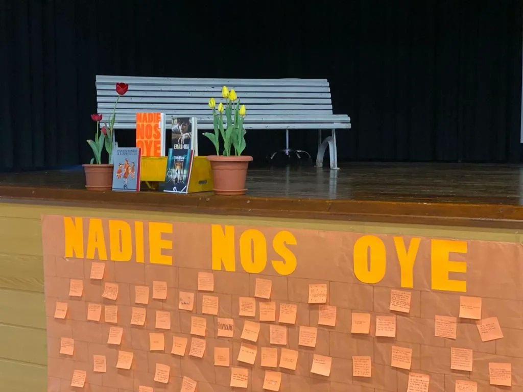 IESFTarrega's tweet photo. Los alumnos de 4º de la ESO de lengua castellana han podido disfrutar de la presencia de Nando López, autor de la última novela que han leído «Nadie nos oye» #clublector https://t.co/YVd8NmlnBA
