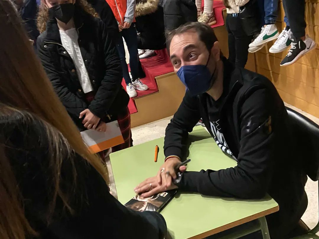 IESFTarrega's tweet photo. Los alumnos de 4º de la ESO de lengua castellana han podido disfrutar de la presencia de Nando López, autor de la última novela que han leído «Nadie nos oye» #clublector https://t.co/YVd8NmlnBA