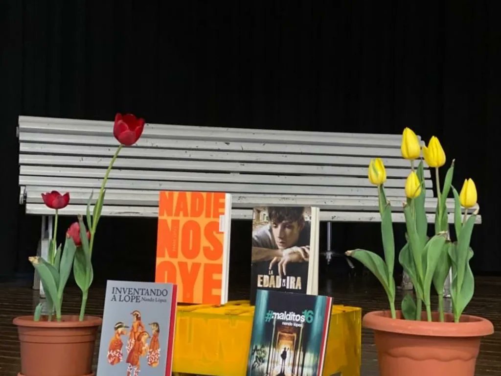 IESFTarrega's tweet photo. Los alumnos de 4º de la ESO de lengua castellana han podido disfrutar de la presencia de Nando López, autor de la última novela que han leído «Nadie nos oye» #clublector https://t.co/YVd8NmlnBA