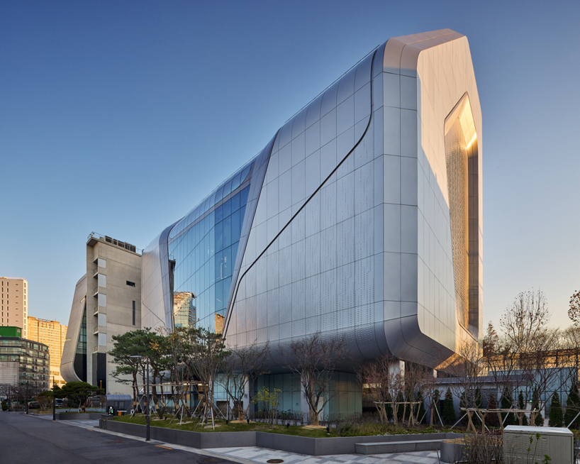 designboom's tweet photo. K-pop headquarters by @UNStudio_Arch take shape as an 'urban speaker' in seoul
https://t.co/CbbBpoOn9K https://t.co/haUKisVNme