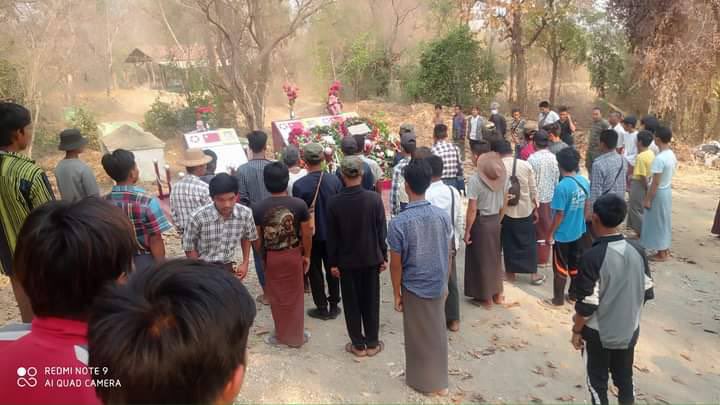 Su10232799's tweet photo. Family members, local residents  held a wreath-laying ceremony in remembrance of the fallen Spring Revolution heroes in a village in Yinmarbin township. #WarCrimesOfJunta #2022Mar17Coup #WhatsHappeningInMyanmar https://t.co/ihl6eaV3TZ