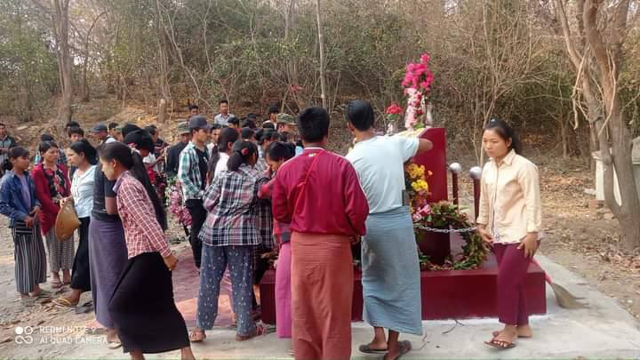 Su10232799's tweet photo. Family members, local residents  held a wreath-laying ceremony in remembrance of the fallen Spring Revolution heroes in a village in Yinmarbin township. #WarCrimesOfJunta #2022Mar17Coup #WhatsHappeningInMyanmar https://t.co/ihl6eaV3TZ