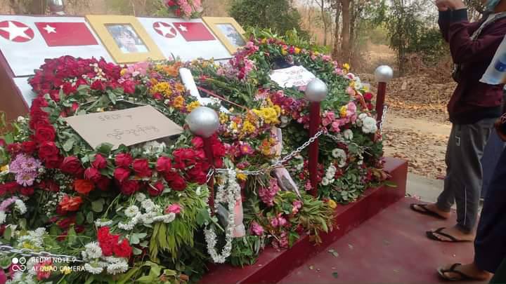 Su10232799's tweet photo. Family members, local residents  held a wreath-laying ceremony in remembrance of the fallen Spring Revolution heroes in a village in Yinmarbin township. #WarCrimesOfJunta #2022Mar17Coup #WhatsHappeningInMyanmar https://t.co/ihl6eaV3TZ