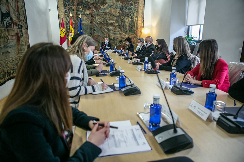 garciapage's tweet photo. Reunidos con las principales entidades de acogida de población refugiada y de intervención humanitaria en #Ucrania hemos emitido un comunicado para canalizar esta ayuda de manera efectiva desde las organizaciones y la población de #CLM.
📄https://t.co/3Xl6tDCVT7 https://t.co/2cvMIGrzk2