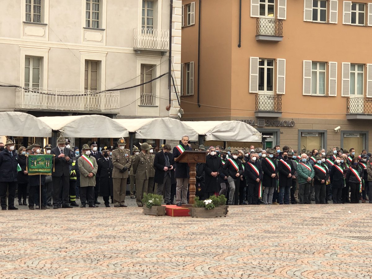 ComunediAosta's tweet photo. Il sindaco @nuti_g in rappresentanza della città di #Aosta per onorare il 150° anniversario del corpo degli #Alpini. Dopo la deposizione di una corona ai caduti, scoperta una targa in piazza #Roncas sull’antica sede dell’ottava Compagnia Aosta.
@ana_web @Esercito #150alpini https://t.co/BxsYUYzrgq